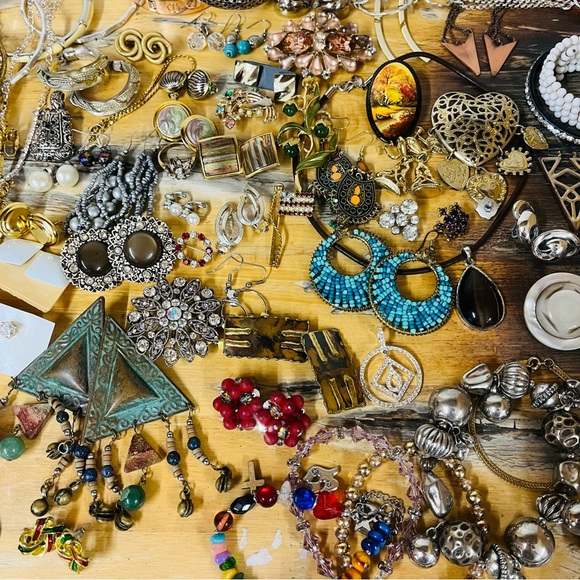 Jewelry Costume Jewelry Necklaces Brooches Bracelets Mixed Lot of 82 Pieces - Picture 5 of 16